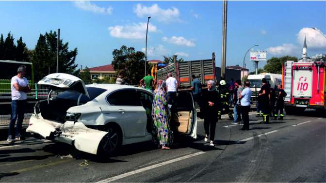 Kaza yapan TIR karşı şeride geçti