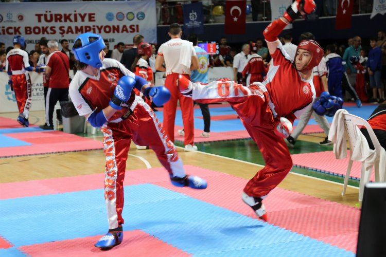 Kick Boks’un şampiyonları Kocaeli’de kürsüye çıktılar