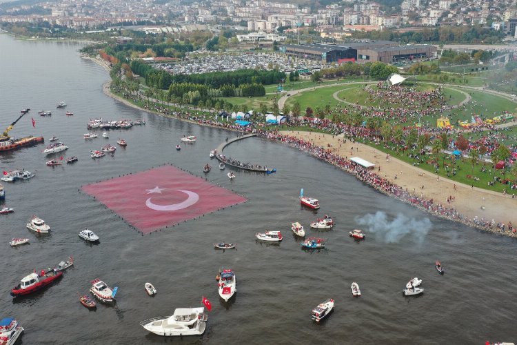 Kocaeli'de Cumhuriyet'e koştular... Bayrak açtılar