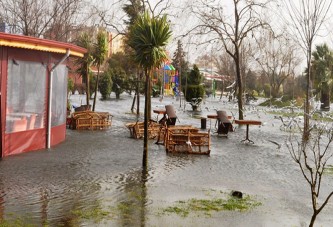 Kocaeli’de fırtına hayatı felç etti