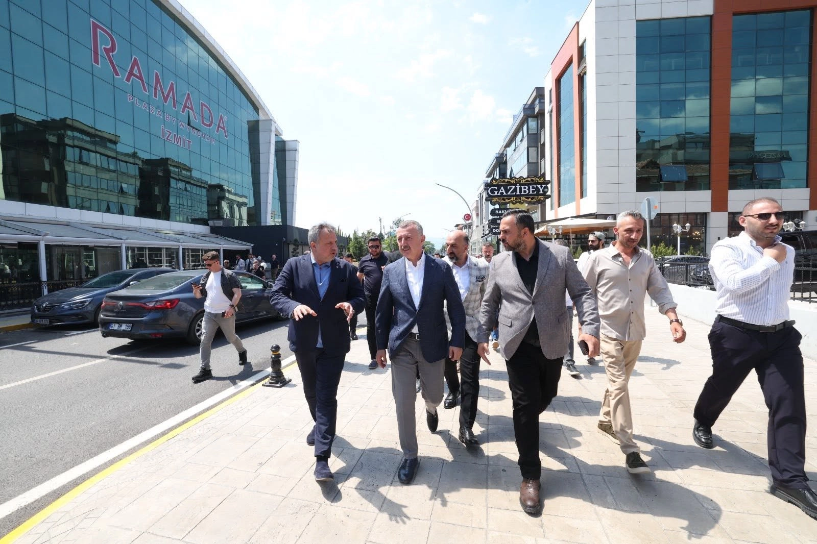 Kocaeli'de uçak pistine dönen cadde esnafından Başkan'a teşekkür