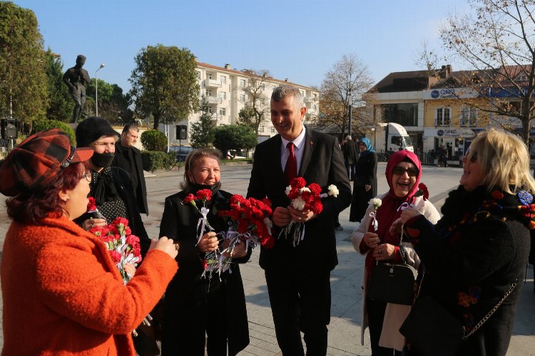 Kocaeli Gölcük'te Başkan Yıldırım'dan kadınlara karanfil