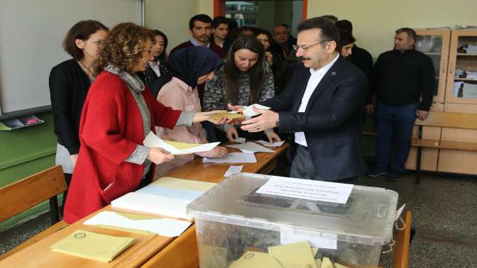 Kocaeli Valisi Hüseyin Aksoy, oyunu kullandı