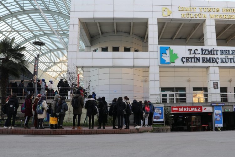 Kocaeli İzmit'te kütüphane kuyruğu