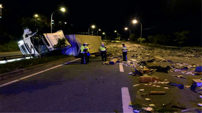 Kocaelide lam yüklü kamyon devrildi: 1 yaralı