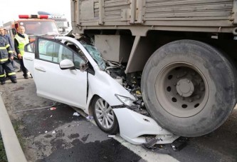 Kocaeli'de otomobil kamyona çarptı: 1 ölü, 5 yaralı