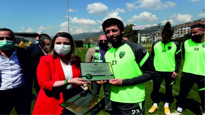 Kocaelispor Özel Şampiyonluk Plaketlerini dağıtmaya başladı