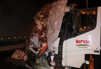 Kontrolden çıkan süt tankeri reklam panolarına girdi: 1 yaralı