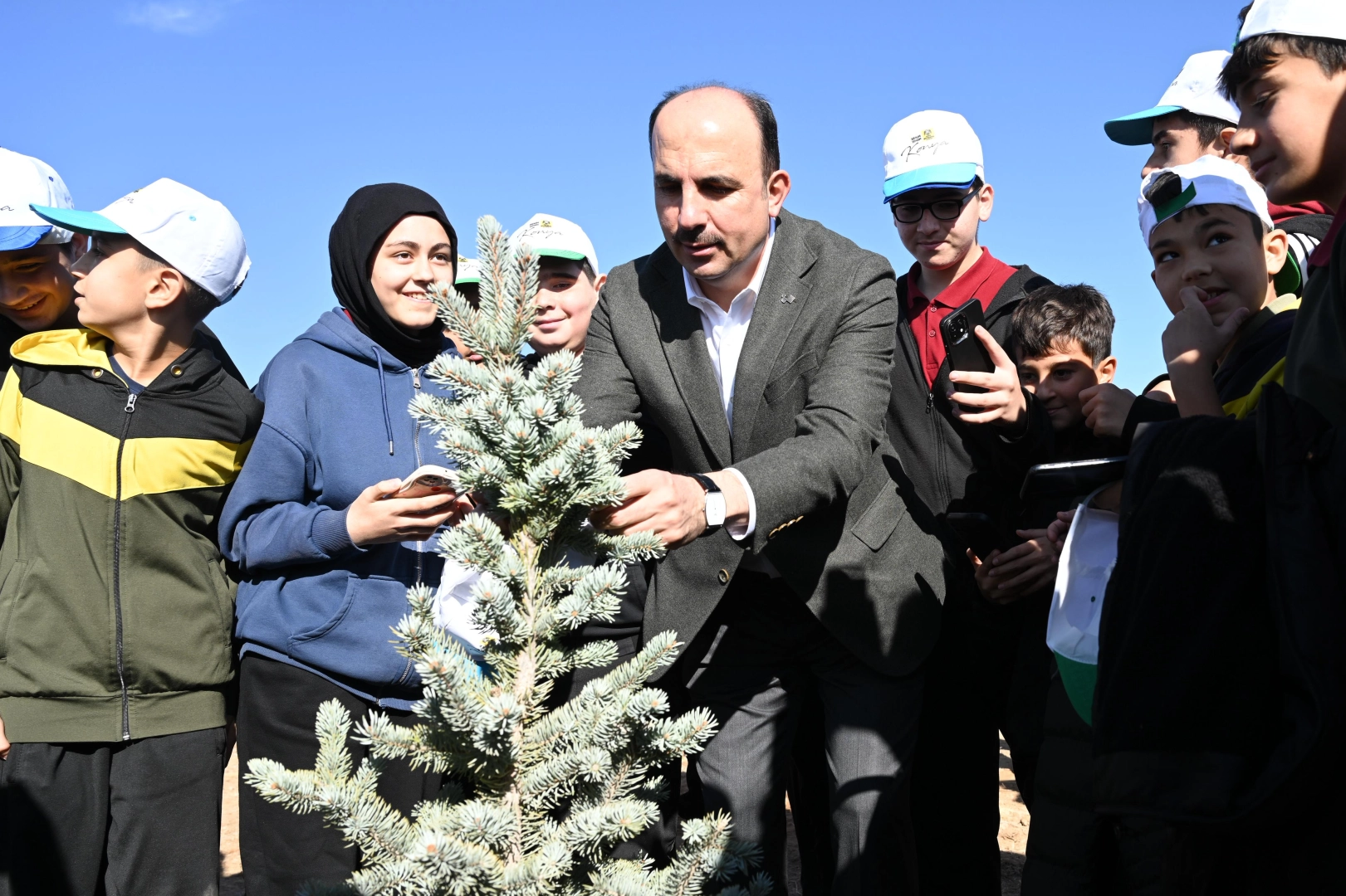 Konya'da Başkan Altay öğrencilerle birlikte fidan dikti