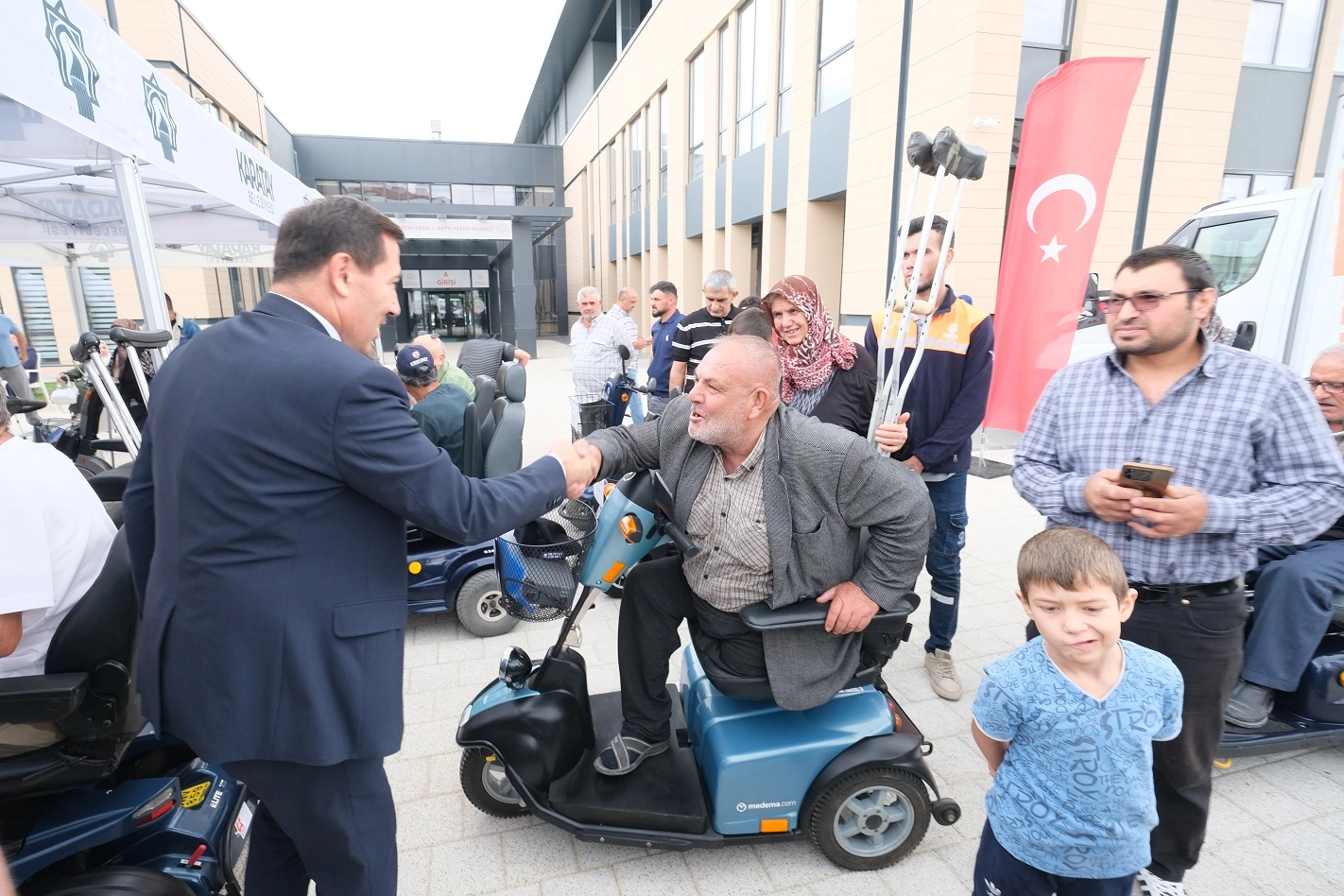 Konya Karatay'da 80 akülü araç sahiplerine teslim edildi