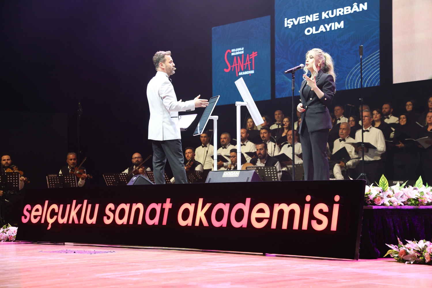Konya Selçuklu'da Müzeyyen Senar şarkıları yankılandı