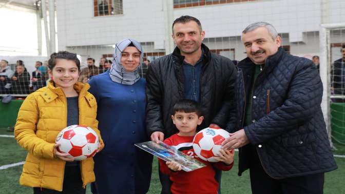 Körfez’de bin futbol topu daha dağıtıldı