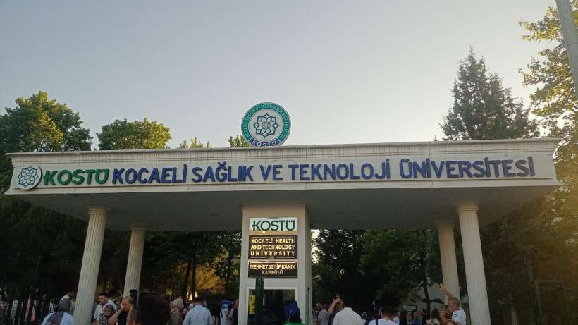 KOSTÜ’de Mezuniyet Töreni Fiyaskosu: Üniversite Yönetimi Sınıfta Kaldı