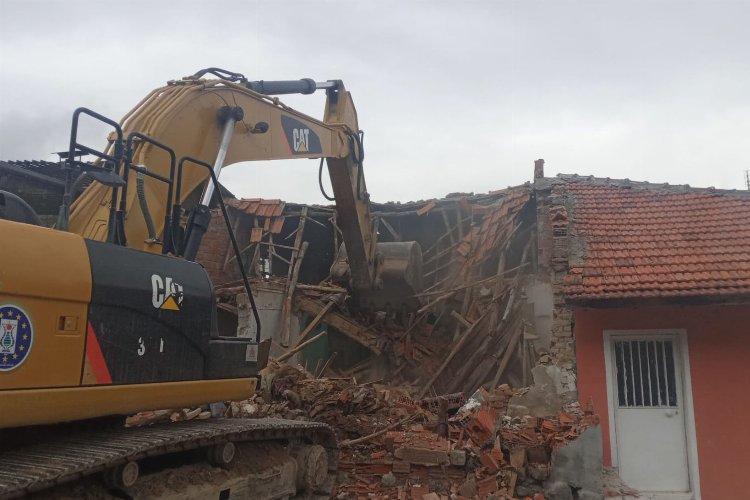 Kütahya'da metruk ev yıkımları devam ediyor 