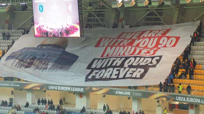 Kudüs için tribünde dev bayrak