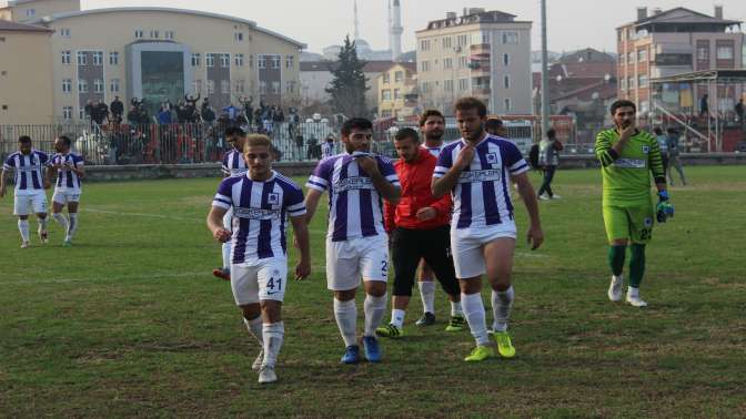 Liderin maçı ertelendi