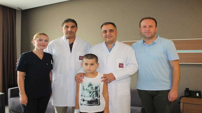 Makedonya’dan geldi 7 Cmlik tümörden kurtuldu