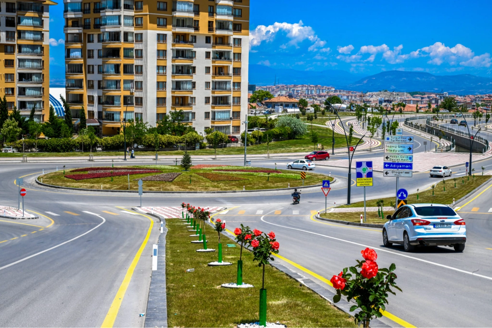 Malatya’da parklar ve kavşaklar çiçeklerle süslendi