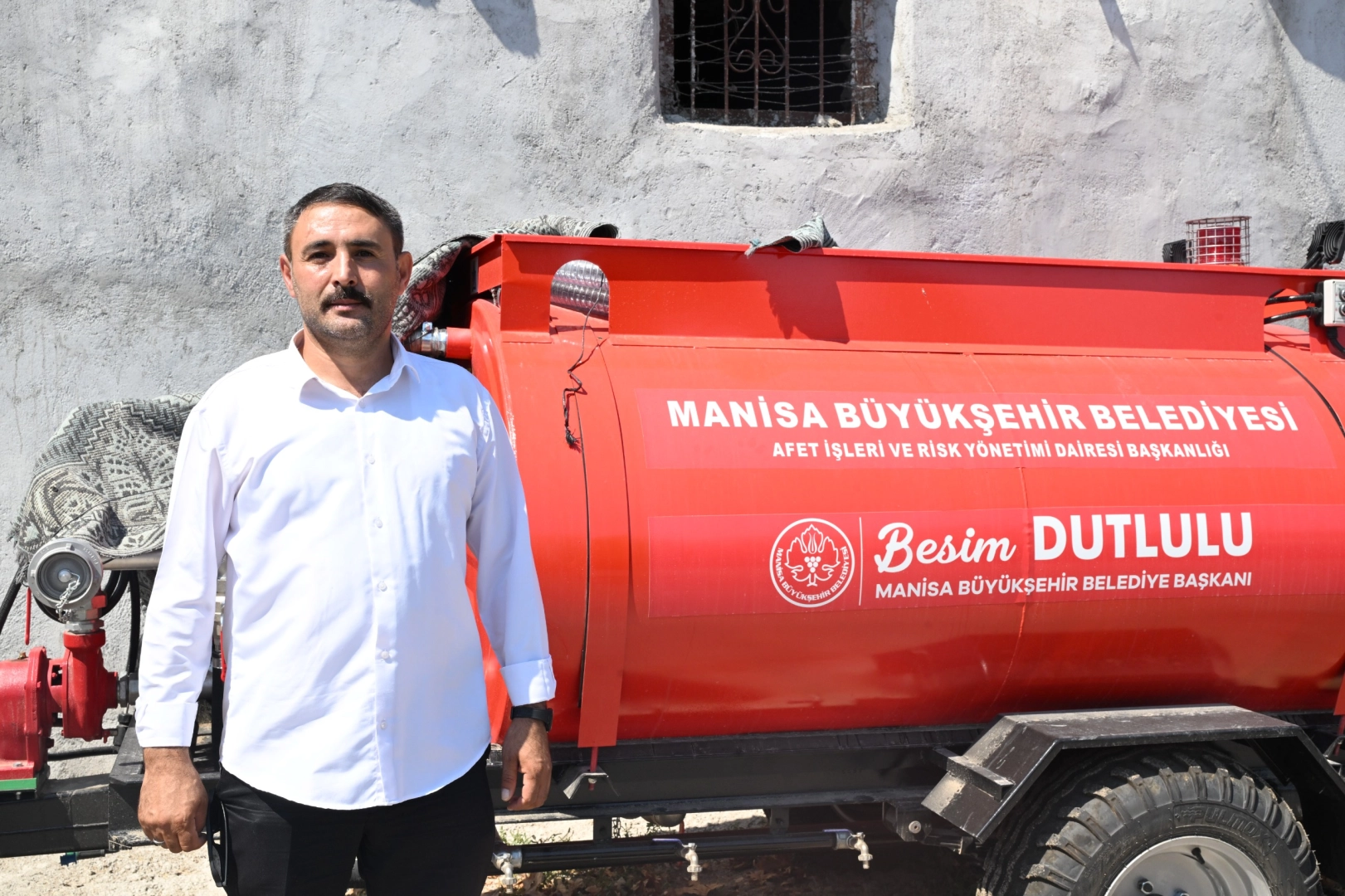Manisa Büyükşehir’in tankeri yangının köye ulaşmasını engelledi Manisa Büyükşehir’in tankeri yangının köye ulaşmasını engelledi