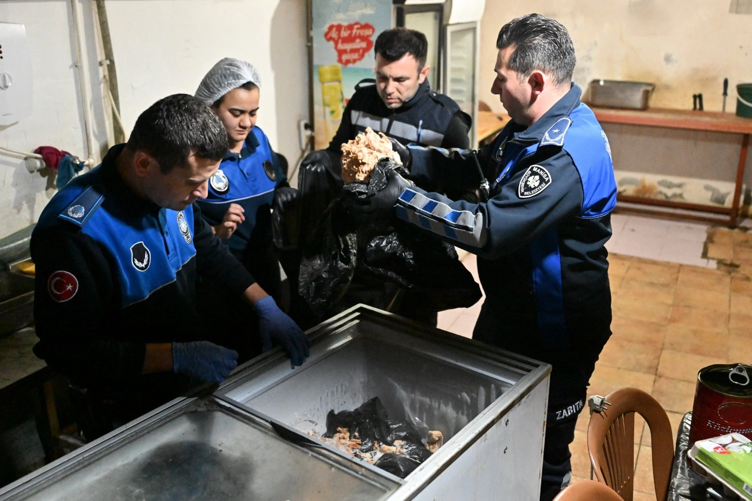 Manisa'da 150 kilo pişmiş tavuk eti ele geçirildi! İşletme mühürlendi Manisa'da 150 kilo pişmiş tavuk eti ele geçirildi! İşletme mühürlendi