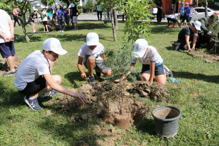 Manisa'da fidanlara can suları minik ellerden