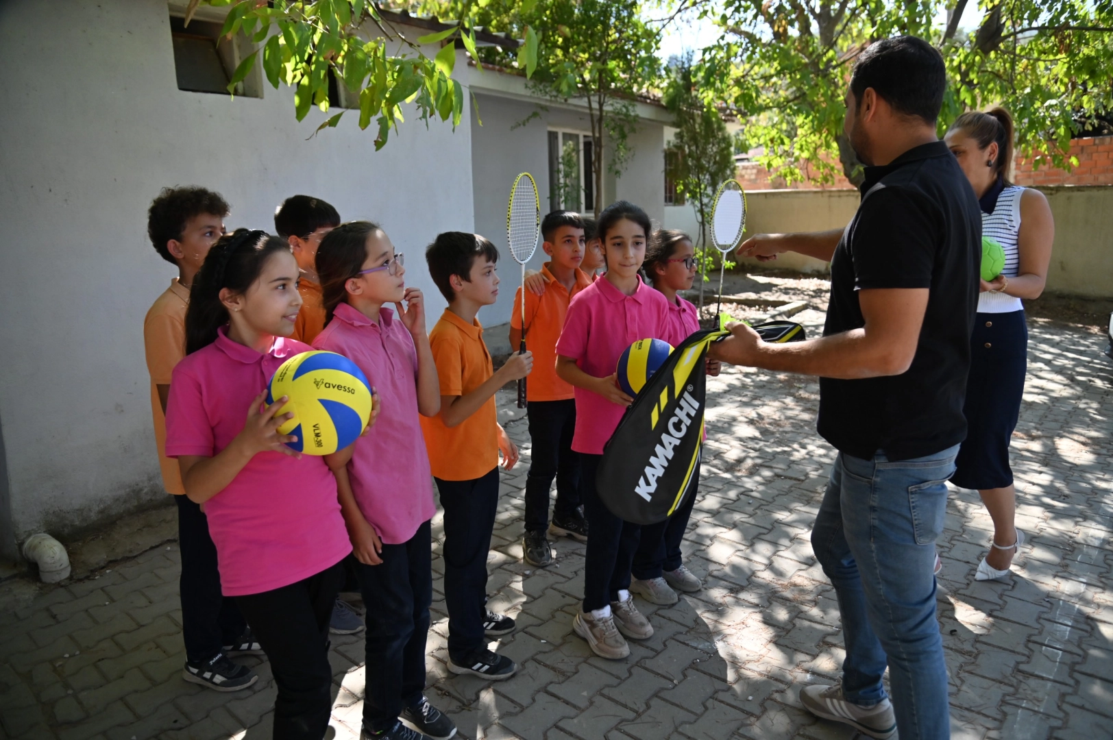 Manisa'da öğrencilere spor malzeme desteği