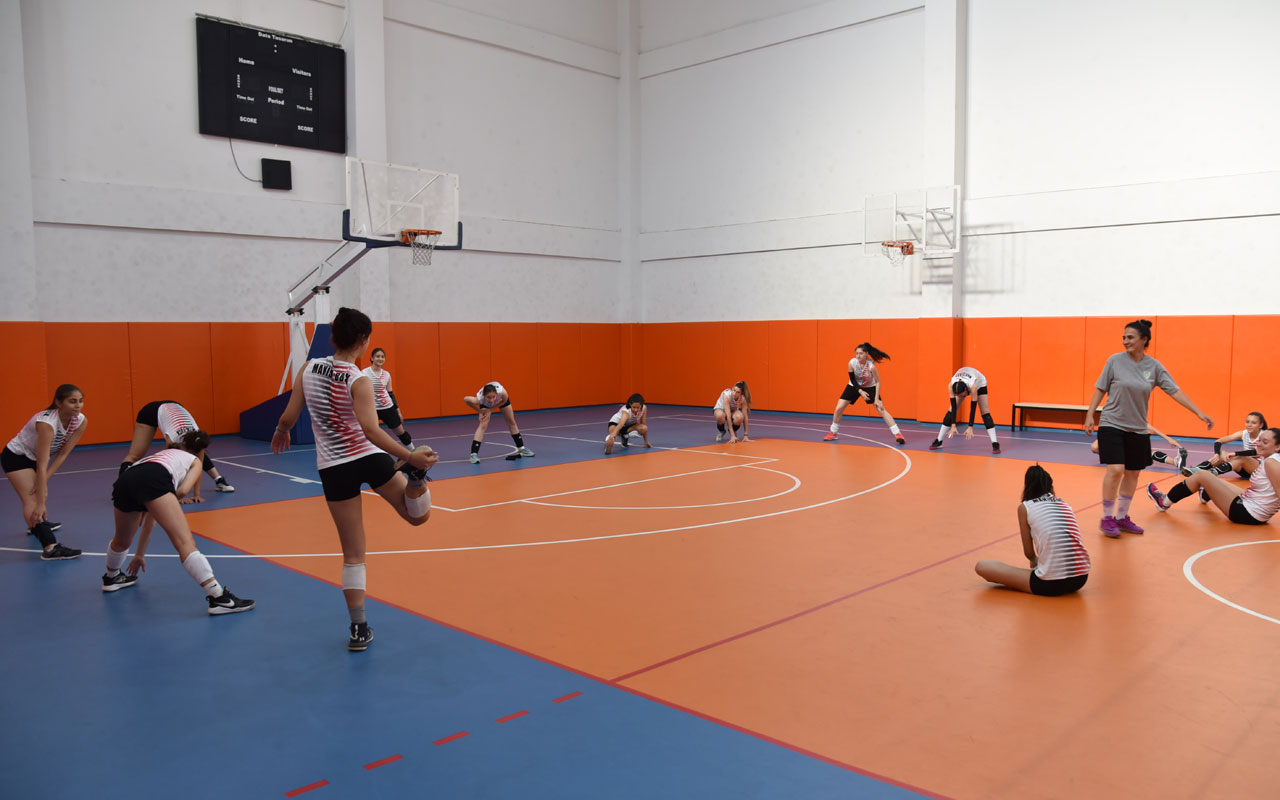 Manisa’da voleybol altyapı takımına ziyaret