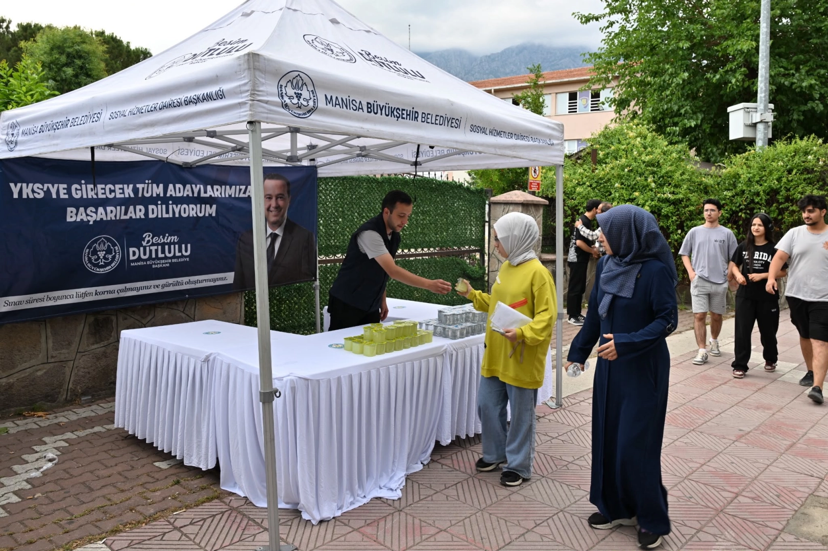Manisa'da YKS adaylarına su ve limonata ikramı