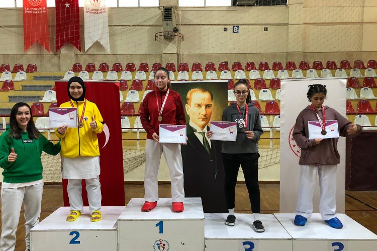 Manisalı karateciler, Denizli'de 5 madalya kazandı 