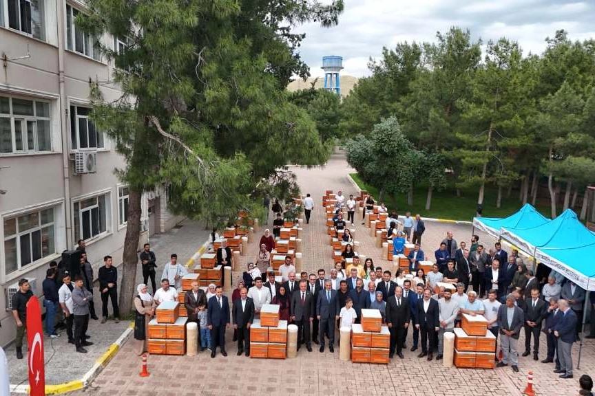 Mardin’de bin üreticiye 8 bin arı kovan desteği
