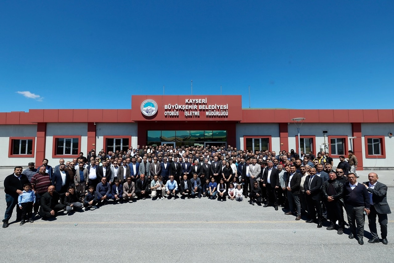 Memduh Büyükkılıç bayram sevincini şehrin dört bir yanında yaşadı