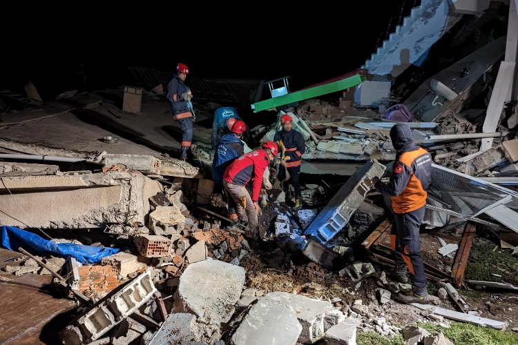 Mersin ekipleri göçük altından 16 kişiyi kurtardı