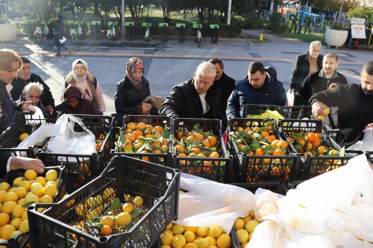 Mersin'in meyveleri İzmitlilere dağıtıldı