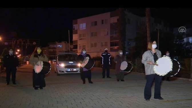 Mersinde kadın davulcular mesaiye başladı