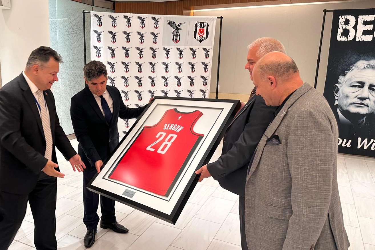 Milli basketbolcu Alperen Şengün’ün forması artık New York Türkevi’nde!