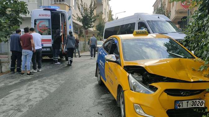 Minibüsü ile çarpışan taksi sürücüsü yaralandı