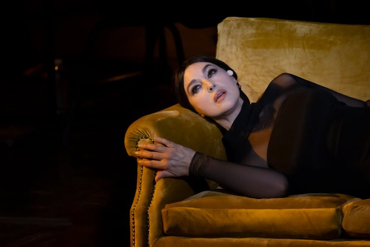 Monica Bellucci’nin gösterisine ünlüler geçidi 
