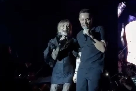 Mustafa Sandal konserinde kraliçe Ziynet Sali'yi ağırladı! Mustafa Sandal konserinde kraliçe Ziynet Sali'yi ağırladı!