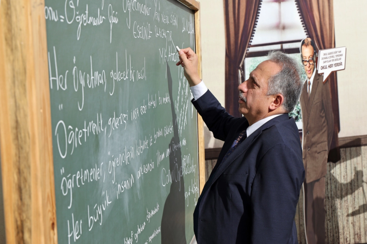 Mustafa Yalçın'dan 'Öğretmenler Günü' mesajı