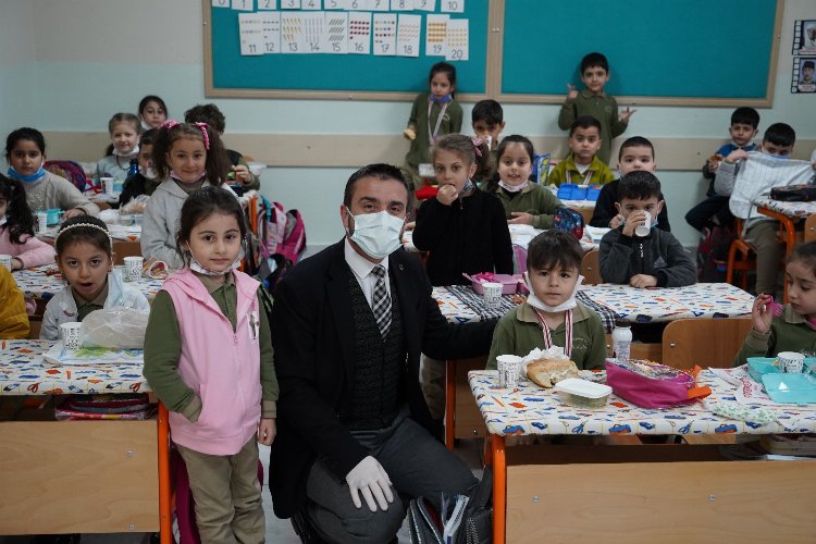 Çocukların sabah sütü Bursa Kestel Belediyesi'nden 