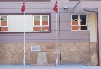 Okul bahçesindeki Atatürk büstünü kırdılar