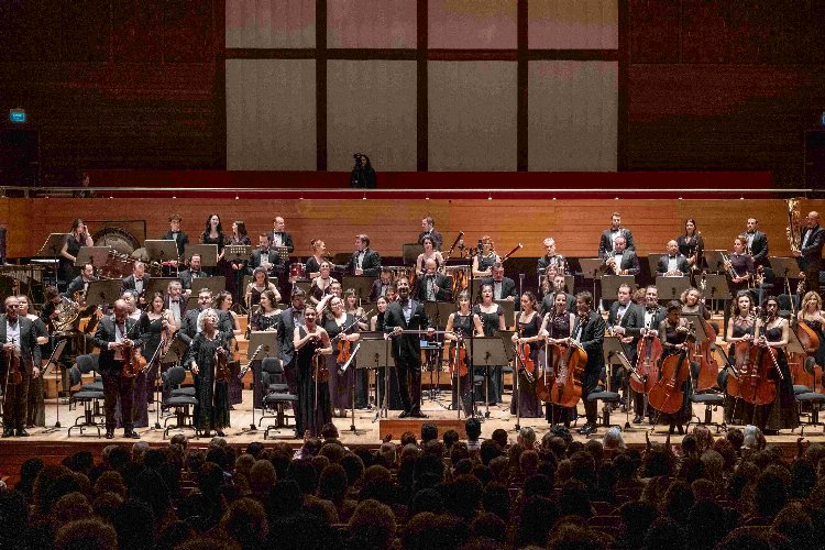 Olten Filarmoni Orkestrası ve Danıel Cıobanu İzmir'i büyüledi