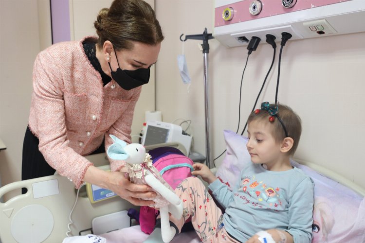 Onkoloji tedavisi gören minikler DEÜ'de gönüllerince eğlendi 