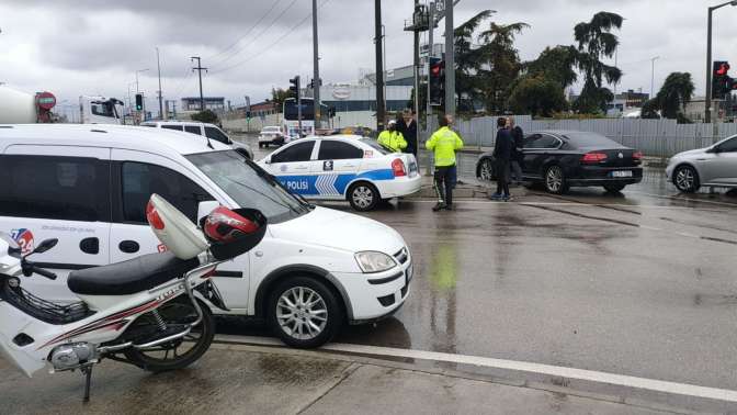 Otomobille çarpışan motosikletin sürücüsü yaralandı