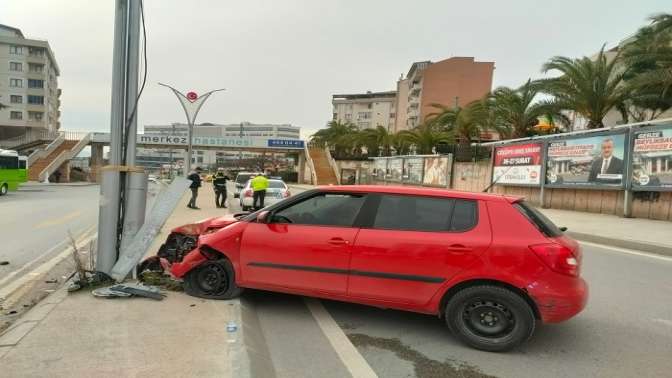 Otomobillerin çarpıştığı kazada 3 kişi yaralandı