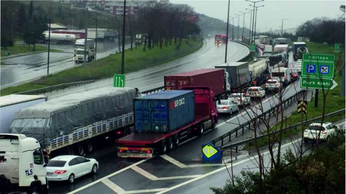 Otoyolunda zincirleme trafik kazasında 4 kişi yaralı