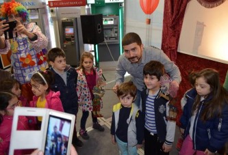 Özdilek’te çocuklar Hacıvat Karagöz ile eğlendi