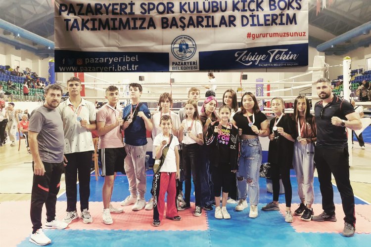 Pazaryerispor Kickboks sporcuları Kütahya'da madalyaları sildi süpürdü