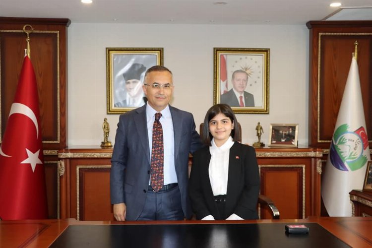 Rize'nin Valisi 23 Nisan'da Berrak Su Bulut oldu 