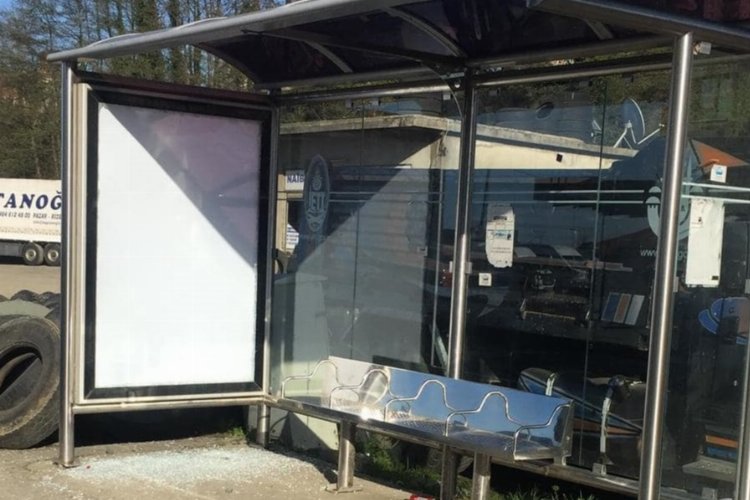 Rize Pazar'da yolcu duraklarına saldırı!